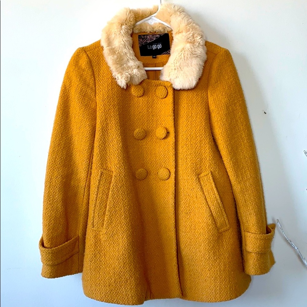 Perfect Autumn Coat with Detachable Fur Collar